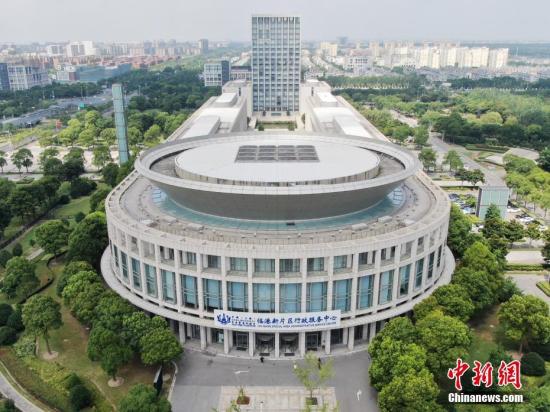 资料图:空中俯瞰临港新片区行政服务中心。张亨伟 摄 资料图:空中俯瞰临港新片区行政服务中心。张亨伟 摄