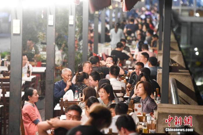 资料图:长沙“夜经济”逐渐复苏。市民在夏季的夜晚出行品尝美食。 杨华峰 摄 点击进入下一页