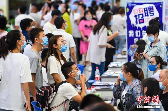 7月4日,山西太原,求职者在会场寻觅工作岗位。 <a target='_blank' href='http://www.chinanews.com/'>中新社</a>记者 武俊杰 摄 点击进入下一页